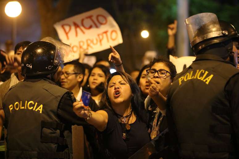 Manifestantes protestam depois que o presidente do Peru, Pedro Pablo Kuczynski, concedeu indulto ao ex-presidente Alberto Fujimori em Lima, no Peru 25/12/2017 REUTERS/Guadalupe Pardo