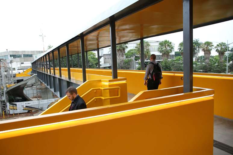 Dois anos após interdição, passarela do Aeroporto de Congonhas é reaberta.