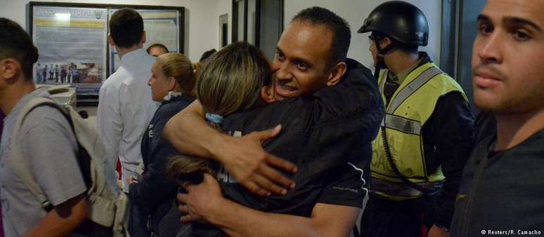 Eduardo Salazar, membro da polícia de Chacao, abraça colega após ser libertado