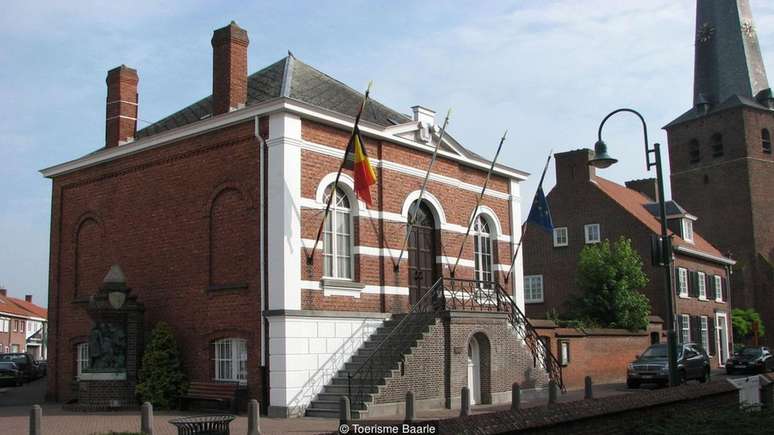 Muitos pr&eacute;dios em Baarle-Nassau e Baarle-Hertog s&atilde;o divididos ao meio pela fronteira | Foto: Toerisme Baarle