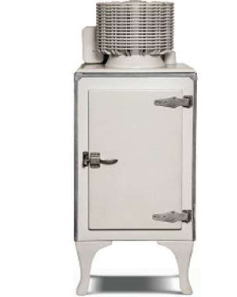 Nos anos 20, poucas pessoas tinham geladeiras - que, na &eacute;poca, eram volumosas e tinham quatro apoios na base | Foto: Thinkstock