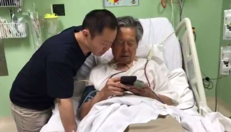 Alberto Fujimori junto de seu filho Kenji em hospital no Peru