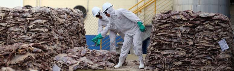 Funcion&aacute;rios preparam carne salgada que passar&aacute; por secagem e embalagem em planta da JBS em Santana de Parna&iacute;ba, no Brasil
19/12/2017
REUTERS/Paulo Whitaker