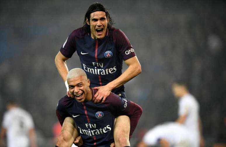 Mbappé comemora com Cavani (Foto: Franck Fife / AFP)