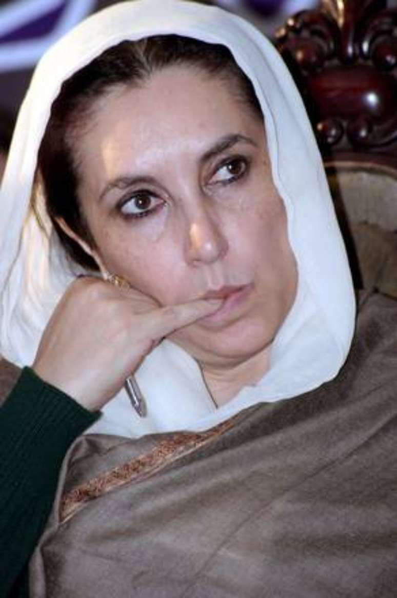 Milhares homenageiam Benazir Bhutto nos 10 anos de sua morte