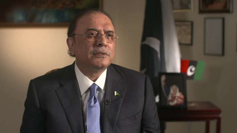 Vi&uacute;vo de Bhutto, Azif Zardari &eacute; acusado de envolvimento no caso
