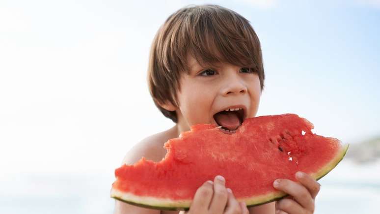 Ideal, segundo especialistas, é levar frutas de casa para a praia, ou verificar condições de acondicionamento em barracas e restaurantes | Foto: Thinkstock