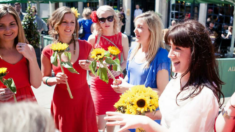 O autocasamento da britânica Sophie Tanner, em 2015, teve madrinhas e bolo e foi o 'dia mais feliz' de sua vida, ela diz | Foto: Sophie Tanner