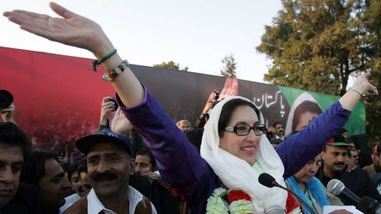 Benazir Bhutto no com&iacute;cio em que foi assassinada | Foto: Getty Images