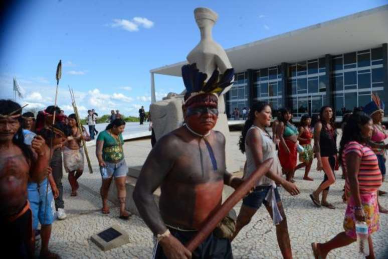 Índios de várias etnias protestam em frente ao STF para sensibilizar os ministros sobre a demarcação de terras indígenas 