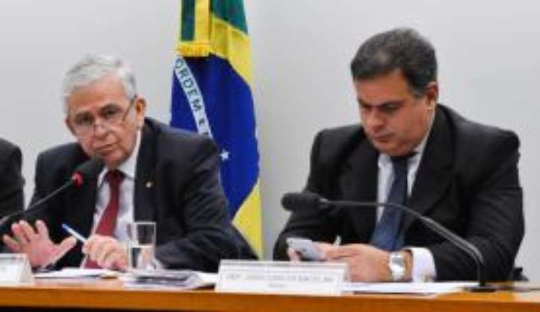 O deputado federal Pedro Fernandes (esq.) informou que aceitou convite para assumir o Ministério do Trabalho