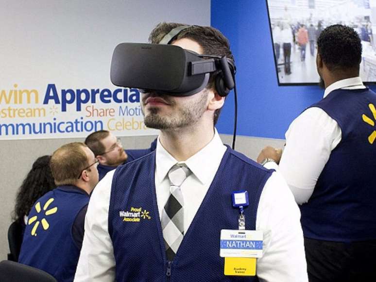 Funcionário do Walmart realiza capacitação com óculos de realidade virtual nos EUA