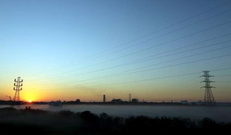 Linhas de transmiss&atilde;o de energia em Ca&ccedil;apava, no Brasil
14/08/2015
REUTERS/Paulo Whitaker 