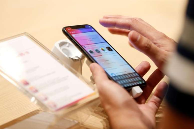 Cliente testa iPhone X em loja em Manama, Bahrein
3/11/2017 REUTERS/Hamad I Mohammed