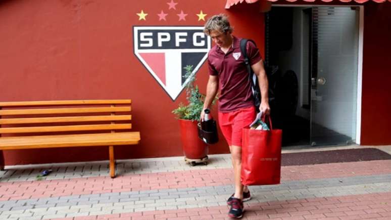Aos 37 anos, uruguaio ainda cogita continuar jogando e não respondeu ao São Paulo (Rubens Chiri/saopaulofc.net)