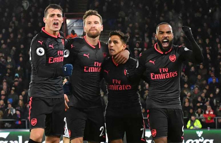 Jogadores comemoram um dos gols do Arsenal (Foto: Ben Stansall / AFP)