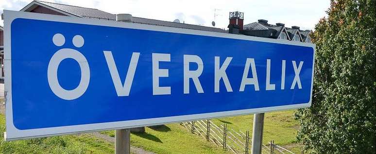 A &Ouml;verkalix medieval era uma cole&ccedil;&atilde;o de pequenas aldeias em um bosque verde