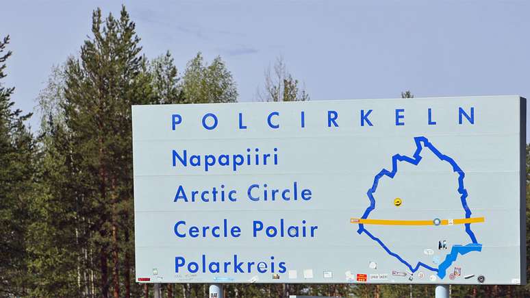 O mapa de &Ouml;verkalix esta representado nesta placa - a linha amarela marca o C&iacute;rculo Polar &Aacute;rtico