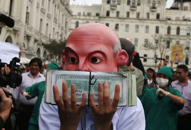 Manifestante usa máscara durante protesto contra o perdão concecido pelo presidente do Peru, Pedro Pablo Kuczynski, a seu predecessor, Alberto Fujimori, em Lima 28/12/2017 REUTERS/Guadalupe Pardo