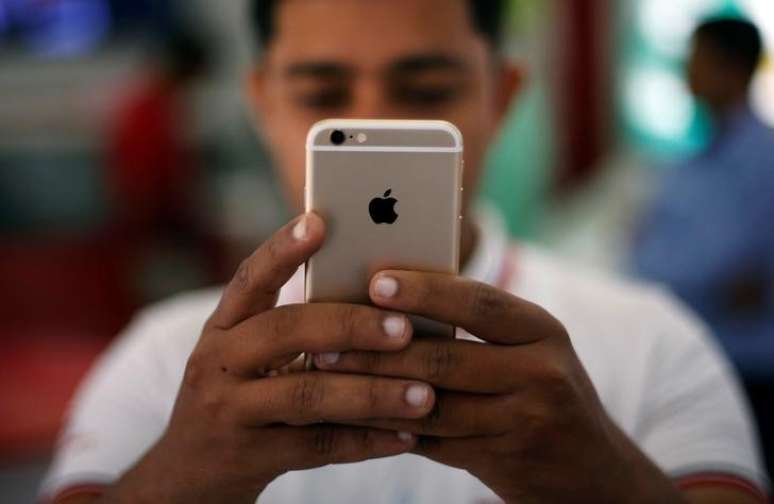 Vendedor usa iPhone em loja em Nova Délhi, na Índia 27/06/2016 REUTERS/Adnan Abidi