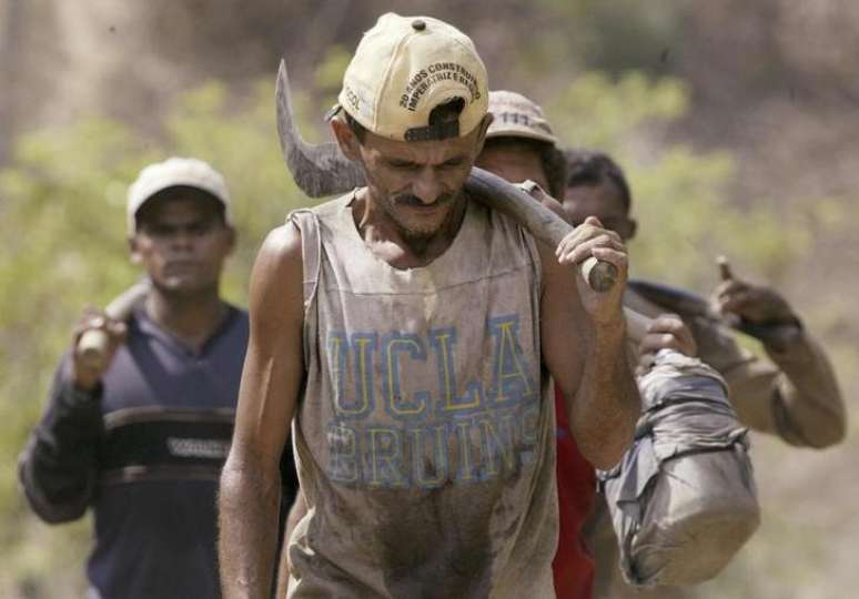 Trabalhador em condi&ccedil;&atilde;o an&aacute;loga &agrave; escravid&atilde;o volta a fazenda na bacia amaz&ocirc;nica 22/09/2003 REUTERS/Rickey Rogers 
