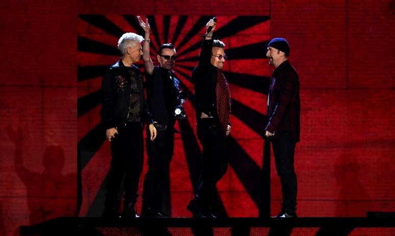 Banda irlandesa U2 recebe prêmio em Londres 12/11/2017 REUTERS/Dylan Martinez