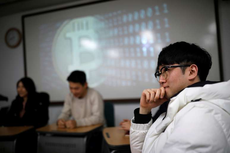 Eoh Kyung-hoon, líder de um clube de estudos de criptomoedas participa de reunião em universidade em Seul, Coreia do Sul 
20/12/2017 REUTERS/Kim Hong-Ji