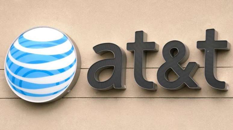 Logo da AT&T &eacute; visto em loja em Golden, Estados Unidos 
25/07/2017 REUTERS/Rick Wilking