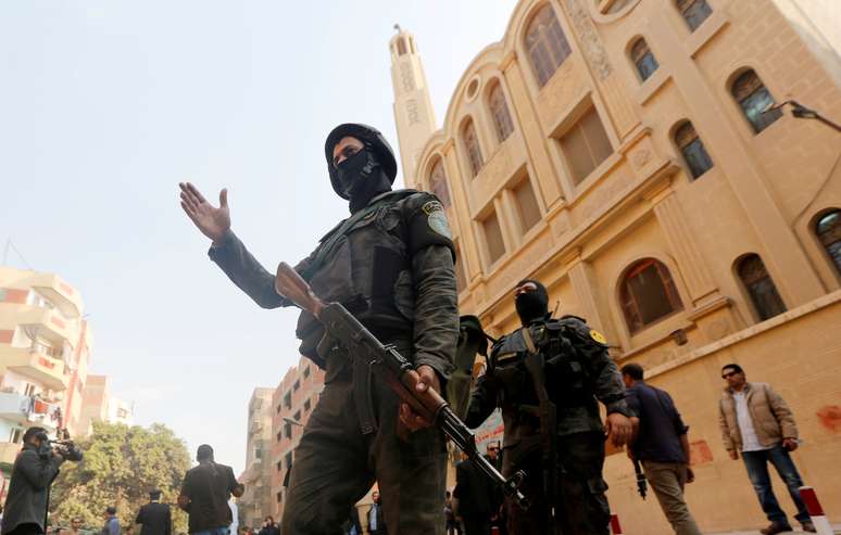 Forças de segurança protegem o local de ataque na igreja de Mar Mina, perto do Cairo, Egito
29/12/2017 REUTERS/Amr Abdallah Dalsh