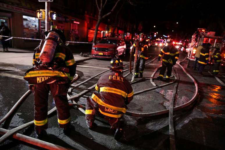 Bombeiros trabalham para conter o fogo que atingiu prédio em NY