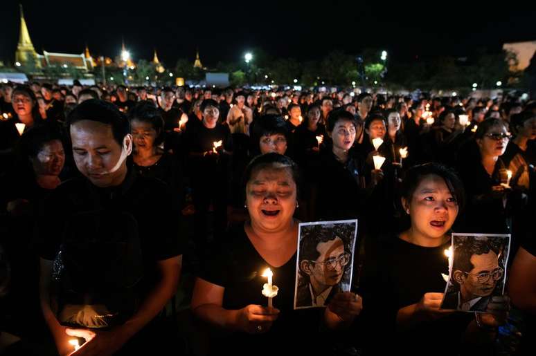 No dia 29 de outubro, terminou um ano de luto pela morte do rei da Tail&acirc;ndia Bhumibol Adulyadej. Ele foi o monarca mais longevo do mundo. Morto em 2016, aos 88 anos, s&oacute; foi cremado este ano. O reinado dele durou 70 anos