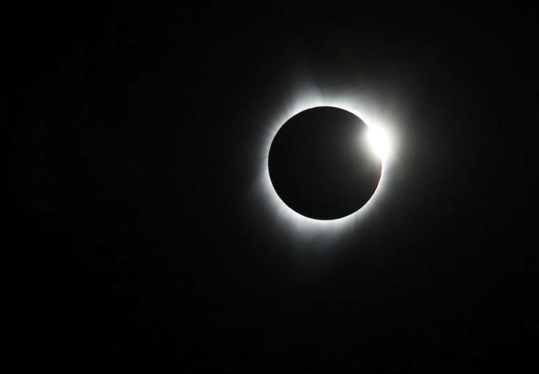 Em 21 de agosto, mais de 7 milh&otilde;es de pessoas puderam observar um eclipse solar total nos Estados Unidos. Foi o primeiro totalmente vis&iacute;vel desde 1918 na Am&eacute;rica do Norte. Nessa imagem, em Sisters, no Estado do Oregon, o Sol reaparece atr&aacute;s da lua