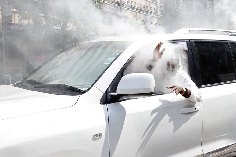 O Qu&ecirc;nia assistiu a uma onda de protestos depois que as elei&ccedil;&otilde;es presidenciais foram anuladas e quenianos precisaram ir novamente &agrave;s urnas. Nessa imagem, o pol&iacute;tico oposicionista Caleb Amisi Luyai aparece em meio a fuma&ccedil;a, depois de ter sido atingido por g&aacute;s disparado pela policia que tentava conter manifesta&ccedil;&otilde;es em Nair&oacute;bi