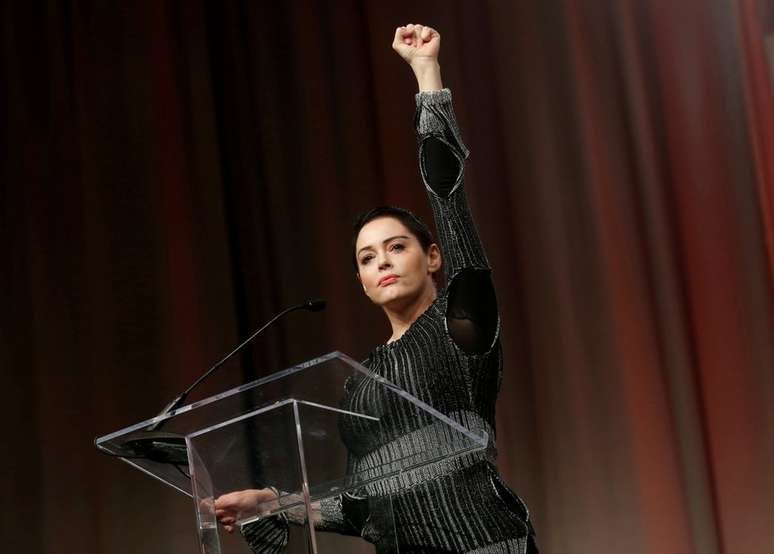 A atriz Rose McGowan &eacute; uma das v&aacute;rias mulheres que acusou o poderoso produtor de Hollywood Harvey Weinstein de estupro e ass&eacute;dio. Essa foto foi tirada logo ap&oacute;s McGowan discursar numa conve&ccedil;&atilde;o de mulheres em Detroit (EUA). Atrizes, modelos e funcion&aacute;rias que passaram pelas produtoras Miramax e The Weinstein Company v&ecirc;m denunciando casos contra Weinstein que teriam acontecido nos &uacute;ltimos 30 anos. Ele nega as acusa&ccedil;&otilde;es.