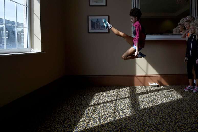 Aibhin Kenneally, de 13 anos, se aquece antes do campeonato mundial de dan&ccedil;a irlandesa, em Dublin