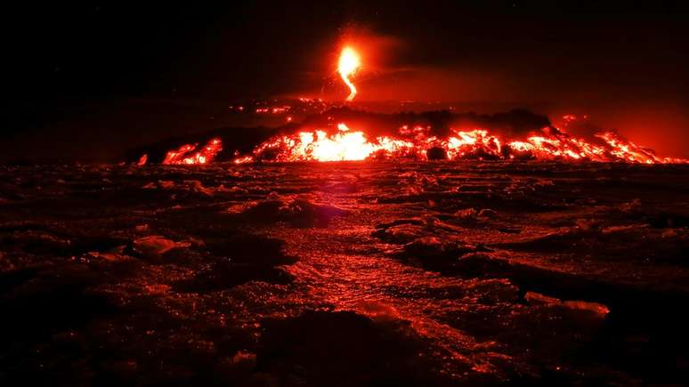 O vulc&atilde;o Etna, um dos vulc&otilde;es ativos mais altos da Europa, entrou em erup&ccedil;&atilde;o este ano, fazendo com que rios de lava atingissem a Sic&iacute;lia. Em mar&ccedil;o, uma equipe da BBC e um grupo de turistas ficaram feridos ap&oacute;s serem pegos de surpresa pelo Etna, quando ele come&ccedil;ou a expelir lava