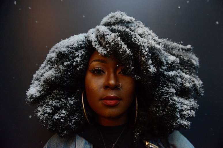 Kandy Freeman paticipa de um protesto do movimento Black Lives Matter (vidas de negros s&atilde;o importantes) na frente da Trump Tower, em Nova York (EUA). O movimento, que emergiu durante a onda de protestos ap&oacute;s a morte de Michael Brown, em Ferguson, sub&uacute;rbio de St. Louis, no Missouri, tem concentrado seu trabalho no complicado relacionamento entre as comunidades negras e as for&ccedil;as policiais em v&aacute;rios Estados americanos