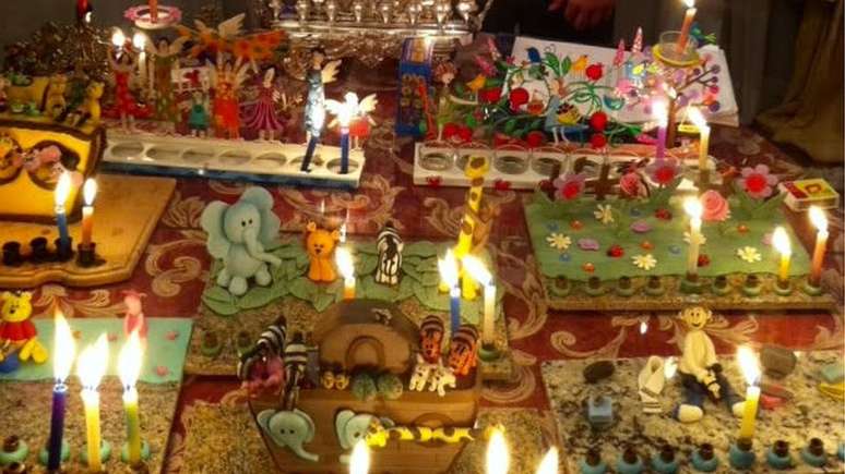 Na casa de Anna Beatriz Dodeles, a celebração do hanukah, no final do ano, ganhou um toque brasileiro com a troca de presentes | Foto: Arquivo pessoal