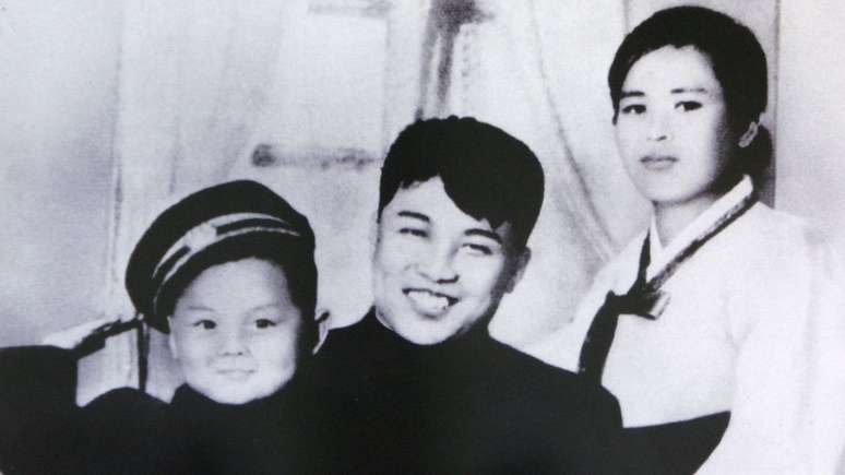 Esta foto de propaganda norte-coreana mostra Kim Il-sung junto a sua primeira esposa, Kim Jong-suk, e seu filho Kim Jong-il, pai do atual líder do país
