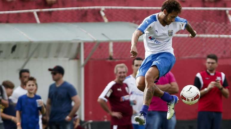 No ano em que Neymar trocou o Barcelona pelo PSG, na transfer&ecirc;ncia mais cara da hist&oacute;ria do futebol, o jogador brasileiro participou de uma partida beneficente em Jundia&iacute; (SP), em dezembro. O time franc&ecirc;s pagou cerca de R$ 800 milh&otilde;es para contar com o refor&ccedil;o de Neymar