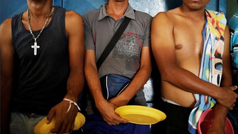 A crise na Venezuela levou 52 mil cidad&atilde;os a pedir ref&uacute;gio em outros pa&iacute;ses at&eacute; o primeiro semestre deste ano, segundo a ONU. O Brasil tem 12.960 pedidos de ref&uacute;gio de venezuelanos em tramita&ccedil;&atilde;o, atr&aacute;s apenas dos EUA, com 18,3 mil solicita&ccedil;&otilde;es. No Brasil, Roraima &eacute; a principal porta de entrada dos venezuelanos que saem em busca de melhor qualidade de vida, mas muitos deles acabam vivendo nas ruas ou em abrigos. Especialistas afirmam que h&aacute; uma crise humanit&aacute;ria.