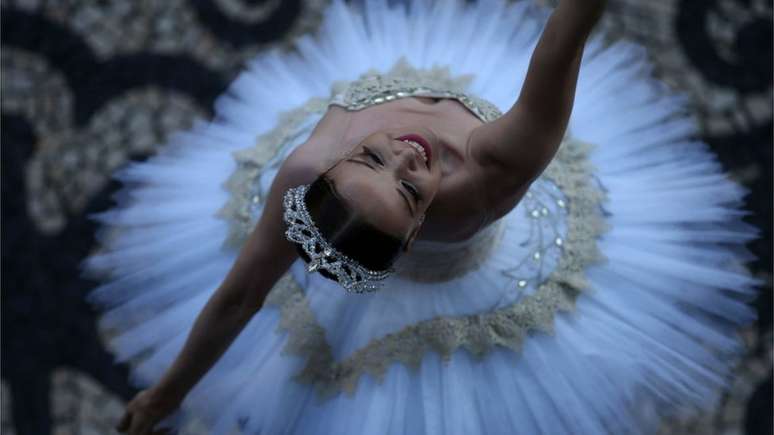 A bailarina brasileira Deborah Ribeiro dan&ccedil;a em protesto pelo atraso no pagamento dos sal&aacute;rios dos funcion&aacute;rios do Theatro Municipal do Rio de Janeiro, em dezembro. O Estado do Rio atravessa uma grave crise, com atraso de sal&aacute;rios de servidores p&uacute;blicos, aumento da viol&ecirc;ncia e esc&acirc;ndalos de corrup&ccedil;&atilde;o