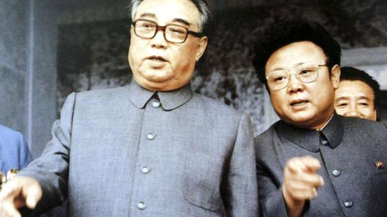 Campanha para promover a sucessão de Kim Jong-il, aqui ao lado de seu pai Kim Il-sung, serviu de pano de fundo para impulsionar o culto a sua mãe, Kim Jong-suk