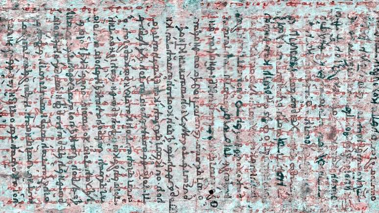 Nesta imagem, vemos os escritos religiosos em uma dire&ccedil;&atilde;o e a narrativa de Arquimedes na outra