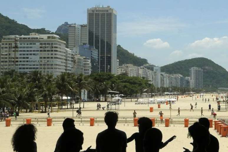 Turistas  e muitos moradores do Rio acompanham na praia de Copacabana preparativos para a noite de réveillon, que pode ter chuvas  