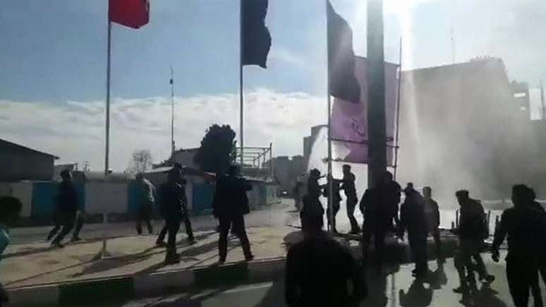 Imagens de um vídeo que registrou o protesto em Kermanshah