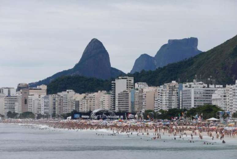 Praia de Copacabana fica lotada no último dia antes do réveillon