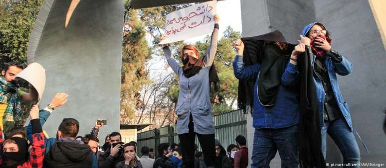 Estudantes protestam contra governo iraniano em Teerã