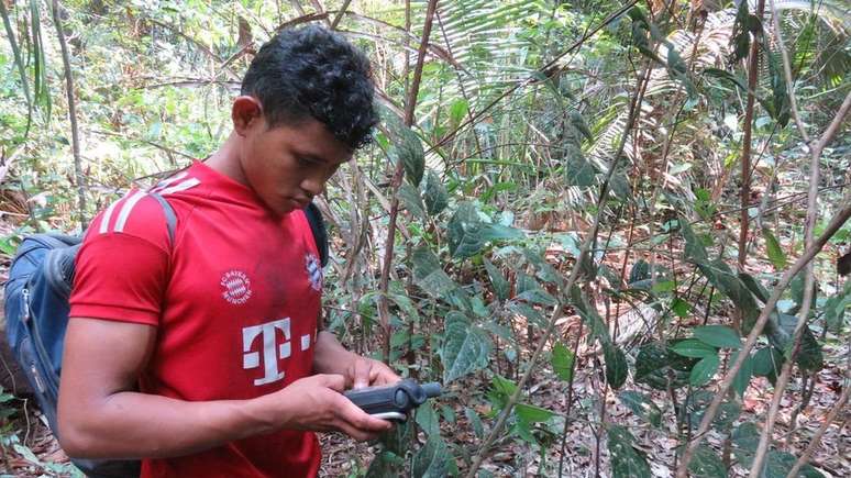 Nelison Saw Munduruku usa seu GPS para ajudar na demarcação das terras de Mangabal (Foto: Ailém Veiga)