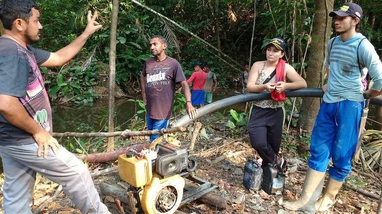 Ageu Pereira (à esquerda), o presidente da comunidade de Montanha e Mangabal, explica a mineradores que terra pertence à comunidade (Foto: Rosamaria Loures)